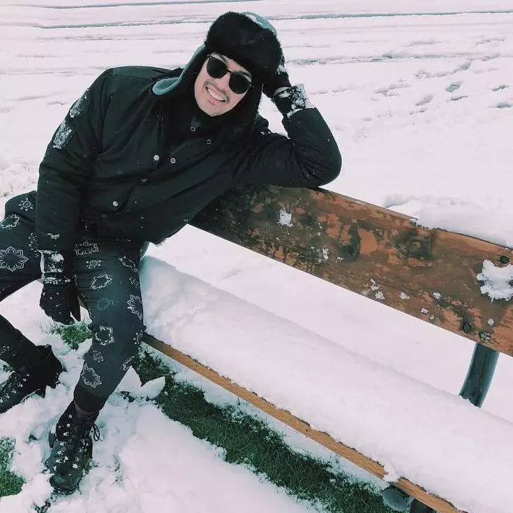 8 Gaya liburan Dimas Beck di berbagai destinasi, ada yang kedinginan