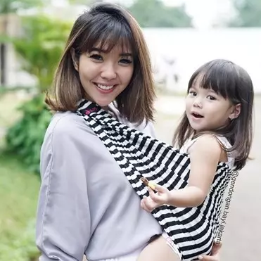 Jarang terekspos, ini 7 potret ibunya Gisel yang tak kalah memesona