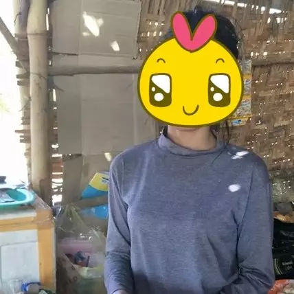 Gadis penjaga warung di Pulau Tabuhan ini cantiknya bikin heboh