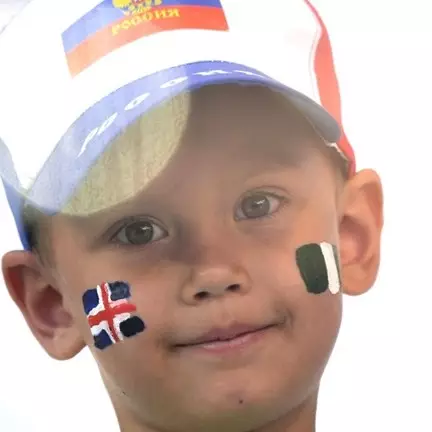 Tak cuma orang dewasa, ini 7 potret gemas anak-anak tonton Piala Dunia