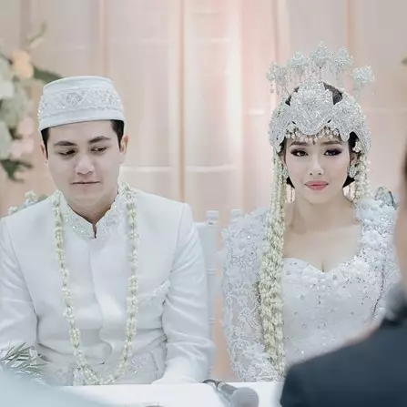 Cium bibir Adzana saat sungkeman, aksi Adi Bing Slamet ini dikritik