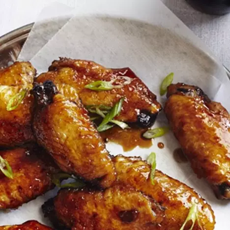 Pecinta kuliner ayam? Yuk bikin chicken wings cola yang empuk &amp; legit