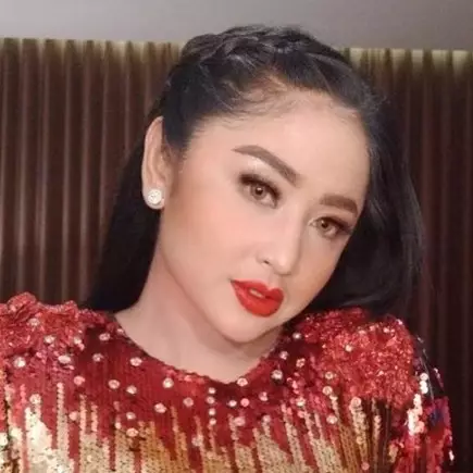 Biasa full makeup, begini wajah polos Dewi Perssik yang bikin terpana