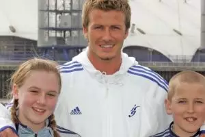 Berpose dengan Beckham, bocah ini kini menjelma jadi kapten Inggris