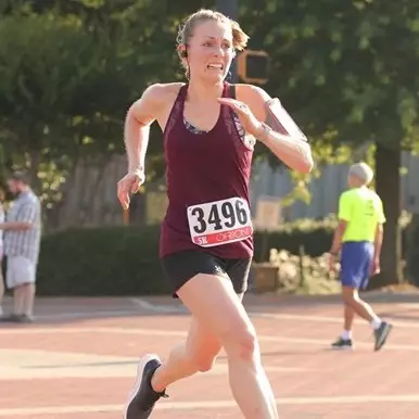 Suami ini iseng edit 9 foto istrinya lomba lari, hasilnya kocak banget