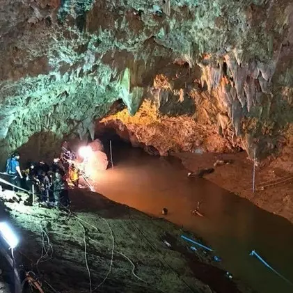 Seluruh dunia berjuang selamatkan 13 orang terperangkap 4 km dalam gua