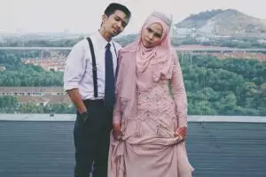 Cara pria ini agar terlihat lebih tinggi saat prewedding bikin ngakak