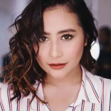 6 Penampilan natural Prilly Latuconsina, wajah imutnya tak  pudar