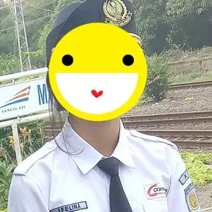 Petugas KRL ini cantiknya bikin heboh, suka lempar senyum ke penumpang