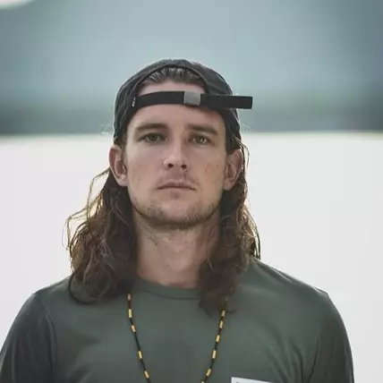 10 Gaya traveling Suku Dani, si bule kocak di film Kulari ke Pantai