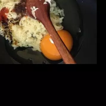 Ada-ada saja, mi instan tinggal santap malah pilih ribet bikin kerupuk