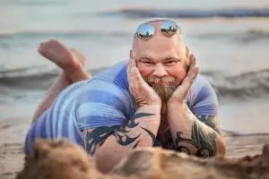 Pria ini parodikan 9 gaya khas foto di pantai, hasilnya bikin ngakak 