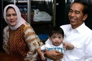 Ditemani sang cucu, begini momen seru Jokowi olahraga bareng Jan Ethes