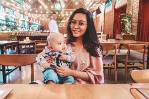 5 Seleb ini perlihatkan perutnya usai melahirkan, bukti perjuangan ibu