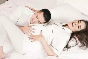 Gaya 5 seleb pemotretan maternity di atas ranjang, bisa jadi inspirasi