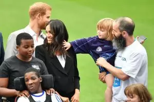 Rambutnya ditarik bocah, ini reaksi Meghan Markle yang bijak banget