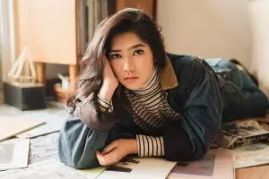 Ide tampil smart & sophisticated ala Isyana Sarasvati pakai 7 gaya ini