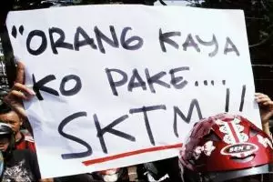 Spanduk ini menohok ortu kaya yang cari surat keterangan miskin