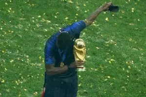 Jogetan Pogba bawa trofi Piala Dunia sambil ejek Inggris, nampol abis