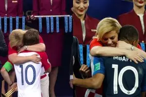 Presiden Kroasia peluk semua orang saat pengalungan medali, sweet abis