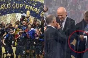 Wanita ini tertangkap kamera kantongi medali Piala Dunia di saku jas