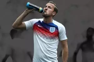 Pemain bola di Piala Dunia sering meludahkan minumannya, ini alasannya