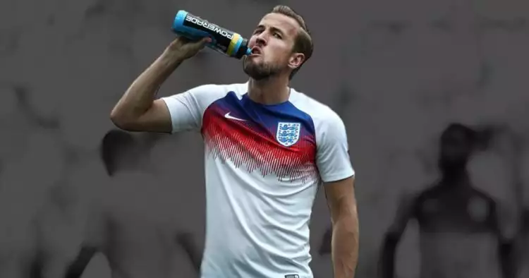 Pemain bola di Piala Dunia sering meludahkan minumannya, ini alasannya