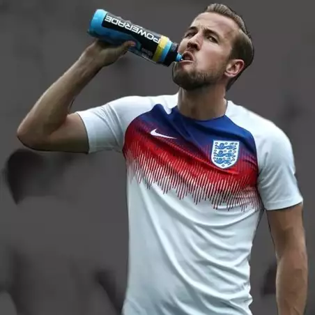 Pemain bola di Piala Dunia sering meludahkan minumannya, ini alasannya