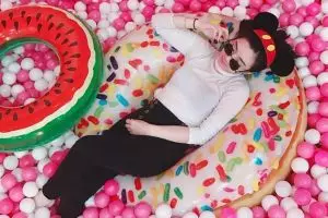 10 Pesona Yolanda Theresia, YouTuber yang cantiknya bak Barbie