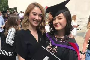 Raih gelar master, ini 5 momen seru wisuda Kimberly Ryder di London