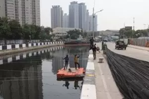 7 Potret Kali Item dulu dan sekarang yang ditutup waring