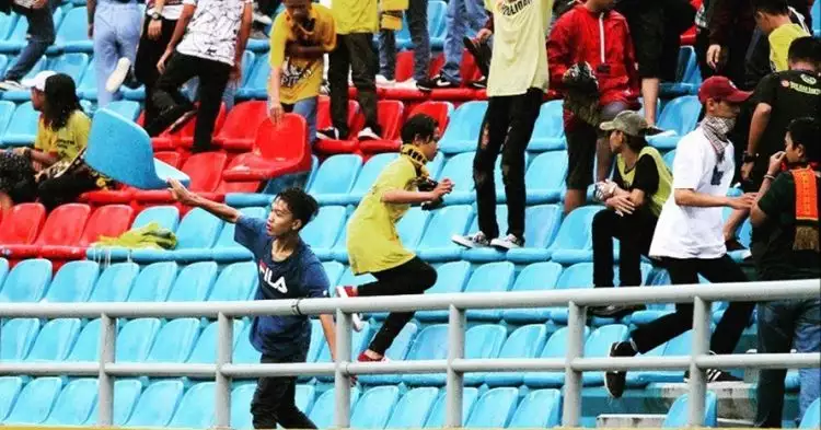 Stadion venue Asian Games ini dirusak suporter, ratusan kursi dilempar