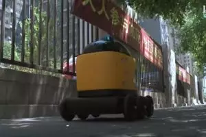 Nggak kalah dari ojek online, kini ada robot pengantar makanan lho 