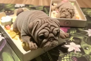 Es krim ini berbentuk anak anjing tertidur, detailnya terlihat nyata