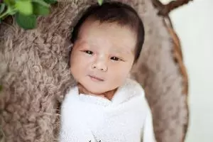 Super gemesin, begini 7 gaya anak Vicky Shu saat pemotretan new born