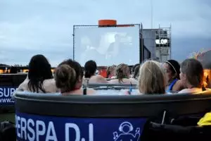 Bioskop ini tawarkan nonton sambil berendam di bak mandi luar ruangan