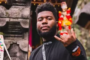 Berlibur di Bali, Khalid nyanyi bareng orang Indonesia di Tanah Lot