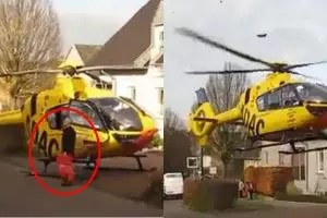 Bukan mobil, orang ini parkir helikopter di tepi jalan depan rumah