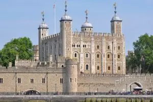 10 Kastil tersohor dunia dikenal banyak hantunya, berani ke sini?