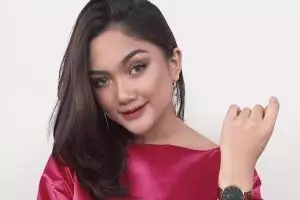 Marion Jola pose gendong buaya, komentar warganet malah bikin ngakak