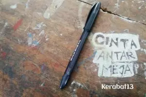 10 Coretan absurd di bangku sekolah ini bikin senyum ingat kenakalanmu