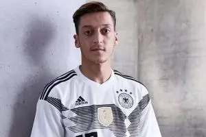 Bermain bersama anjing, Mesut Oezil panen kritikan dari warganet