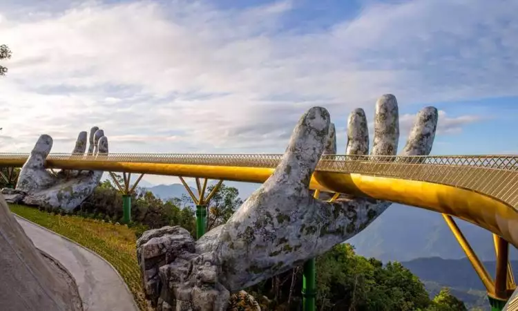 9 Potret jembatan emas ini arsitekturnya bikin takjub
