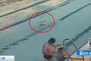 Terlihat santai berenang, kakek ini ternyata BAB di kolam renang