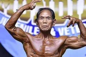 Usia pria berbadan kekar & terlihat renta ini bikin kaget, coba tebak?