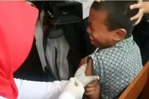 Awalnya bocah ini heboh takut disuntik, endingnya bikin pengen nampol