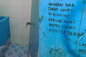 10 Coretan kocak di tembok toilet ini bikin ketahuan imajinasi liarmu