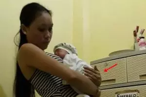 Terlihat biasa, ternyata ada penampakan di foto ibu gendong bayi ini