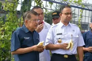 Tunjukkan nggak bau lagi, Anies dan JK makan pisang di tepi Kali Item