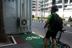 Setelah tiang, kontainer di jalur sepeda Jakarta ini jadi sorotan